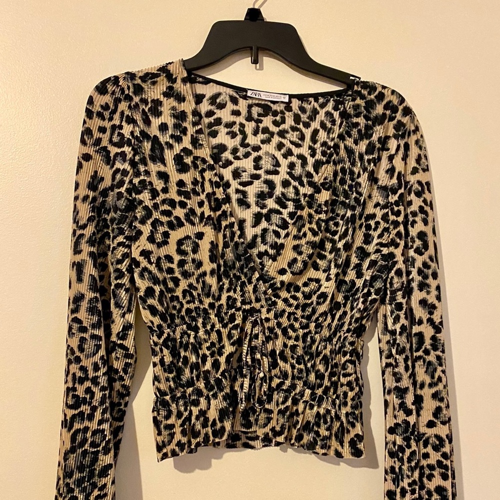 Women’s Zara leopard print top 🐆

Size M